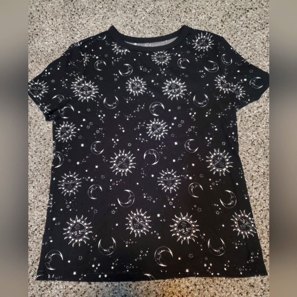 🧡4/$20 Bundle Select Items to Get Offer 🧡Stars & Moon Tee Shirt Large